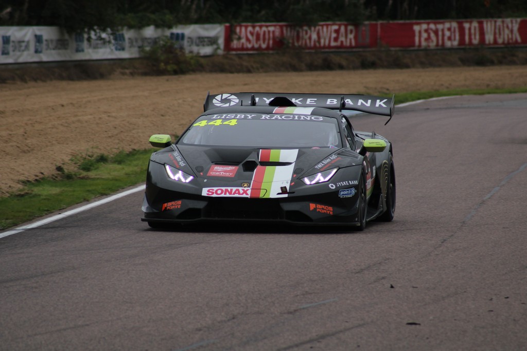 Får man noget mere ikonisk end Lamborghini lyd? Gunnar Lisby Kjær (444) er i hvert fald klar til at levere mere italiensk V10 brøl, sammen med teamkammerat Michael Rosenkilde Nissen i den anden Lambo
(Foto: JJ Media)